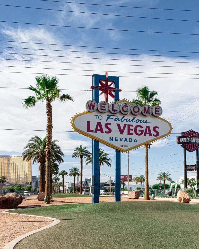 free activities with kids in vegas to see the vegas sign