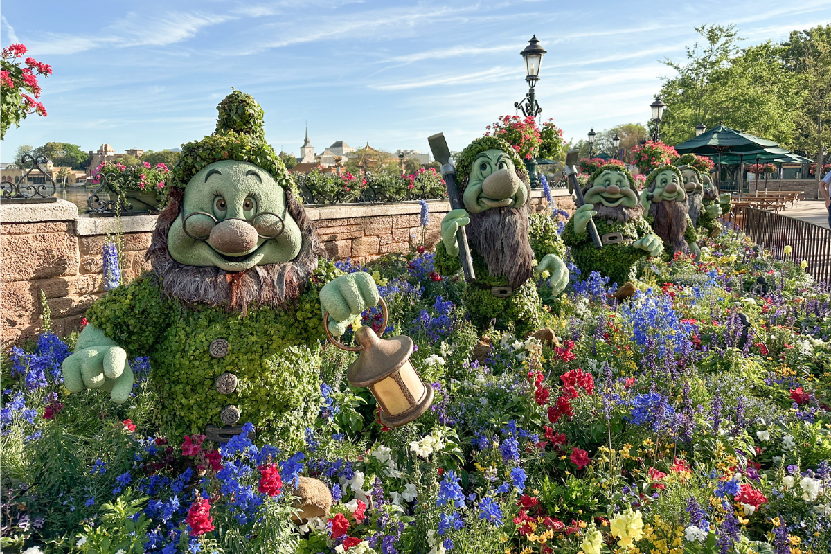 festivals at epcot - flower and garden seven dwarfs topiary 